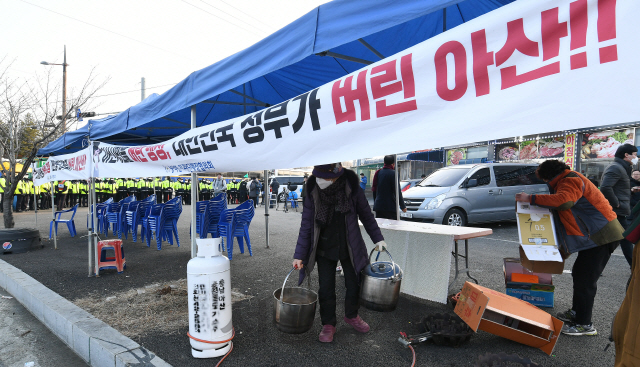 31일 신종 코로나바이러스 발원지인 중국 후베이성 우한에서 전세기로 귀국한 교민들의 격리시설인 충남 아산시 경찰인재개발원 진입로에서 주민들이 농성 천막을 자진 철거하고 있다./아산=오승현기자 2020.01.31