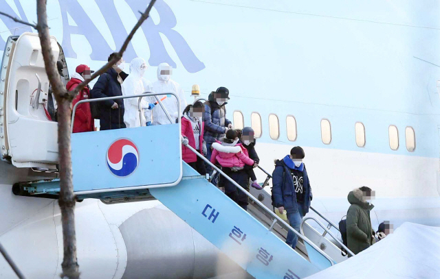 중국 우한에서 온 교민들이 31일 오전 김포공항에 착륙한 전세기에서 내리고 있다. /연합뉴스