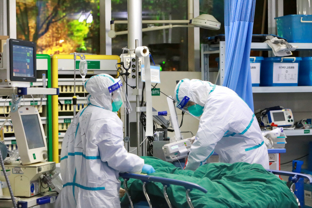 28일(현지시간) 중국 후베이성 우한의 우한대학 부속 중난병원에서 의료진이 신종 코로나바이러스 감염 폐렴 환자를 치료하고 있다. /우한=로이터연합뉴스