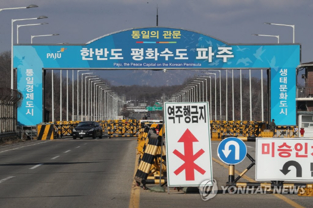 남북이 신종 코로나바이러스 해소 때까지 개성연락사무소를 잠정중단하기로 한 30일 경기도 파주시 통일대교가 한산한 모습을 보이고 있다. / 사진=연합뉴스