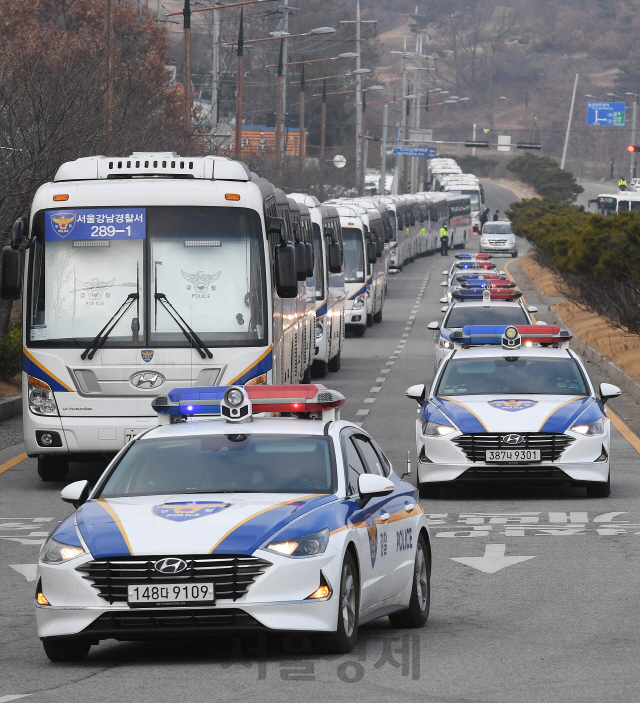 31일 경찰 차량들이 신종 코로나바이러스 발원지인 중국 후베이성 우한에서 전세기로 귀국한 교민들의 격리시설인 충남 아산시 경찰인재개발원으로 들어가고 있다./아산=오승현기자 2020.01.31