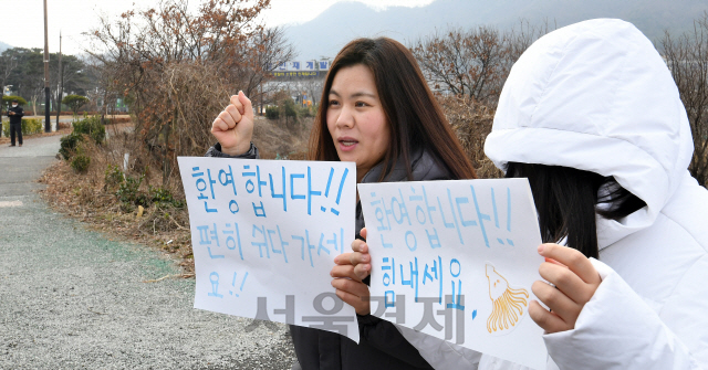 중국 우한 교민이 격리 수용될 충남 아산 경찰인재개발원 인근에 거주하는 주민들이 31일 교민 수용을 환영하는 팻말을 들고 서 있다./아산=오승현기자