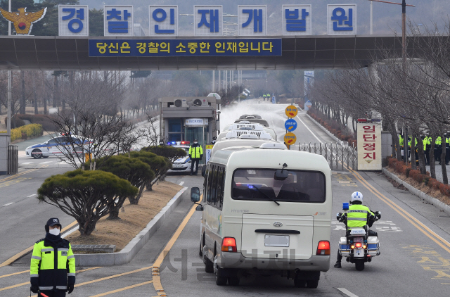 신종 코로나바이러스 발원지인 중국 후베이성 우한에서 전세기로 귀국한 교민들을 태운 경찰버스가 31일 격리시설인 충남 아산시 경찰인재개발원으로 들어가고 있다./아산=오승현기자 2020.01.31