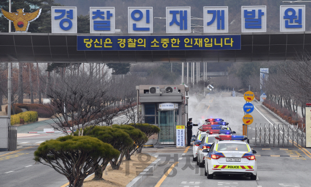 31일 경찰 차량들이 신종 코로나바이러스 발원지인 중국 후베이성 우한에서 전세기로 귀국한 교민들의 격리시설인 충남 아산시 경찰인재개발원으로 들어가고 있다./아산=오승현기자 2020.01.31