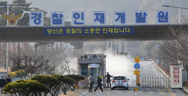 31일 신종 코로나바이러스 발원지인 중국 후베이성 우한에서 전세기로 귀국한 교민들의 격리시설인 충남 아산시 경찰인재개발원에 긴장감이 감돌고 있다./아산=오승현기자 2020.01.31