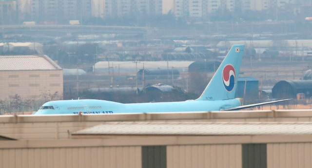 중국 우한에서 교민을 태운 전세기 KE 9883편 보잉 747 여객기가 31일 김포공항에 착륙해 이동하고 있다. /연합뉴스