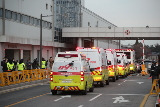 신종 코로나바이러스 감염증 발원지인 중국 우한에서 교민들이 입국하는 31일 오전 김포공항으로 119구급대 구급차들이 들어가고 있다. /연합뉴스
