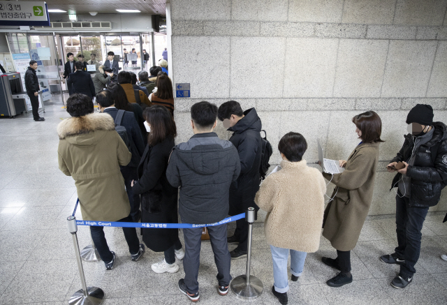 31일 서울 서초동 서울중앙지법에 정경심 동양대 교수 공판을 보러 온 방청객들이 줄을 서 있다. /연합뉴스