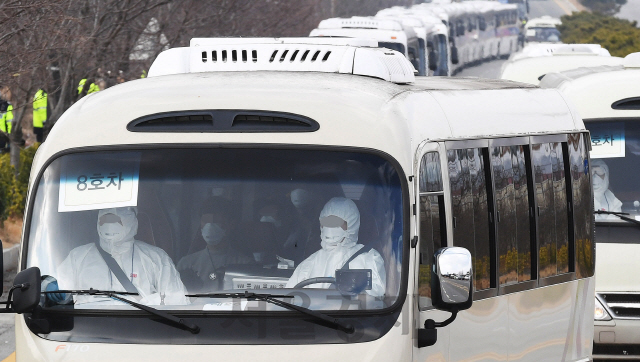 신종 코로나바이러스 발원지인 중국 후베이성 우한에서 전세기로 귀국한 교민들을 태운 경찰버스가 31일 격리시설인 충남 아산시 경찰인재개발원으로 들어가고 있다./아산=오승현기자 2020.01.31