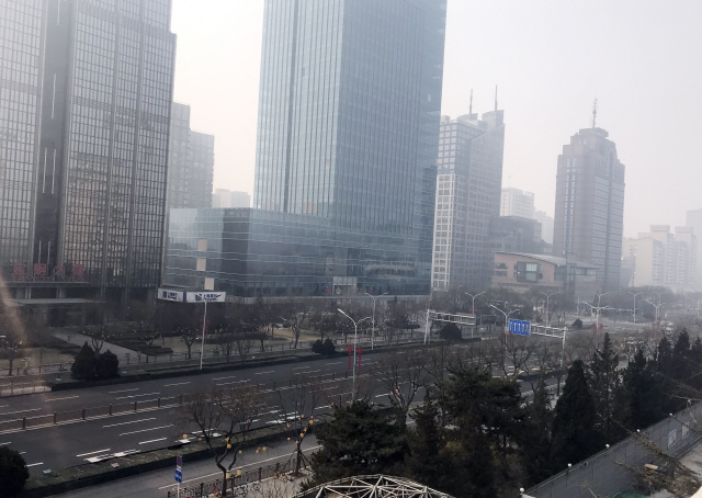 28일(현지시간) 중국 수도 베이징의 최고 번화가인 창안다제가 텅 비어 있다. /베이징=연합뉴스