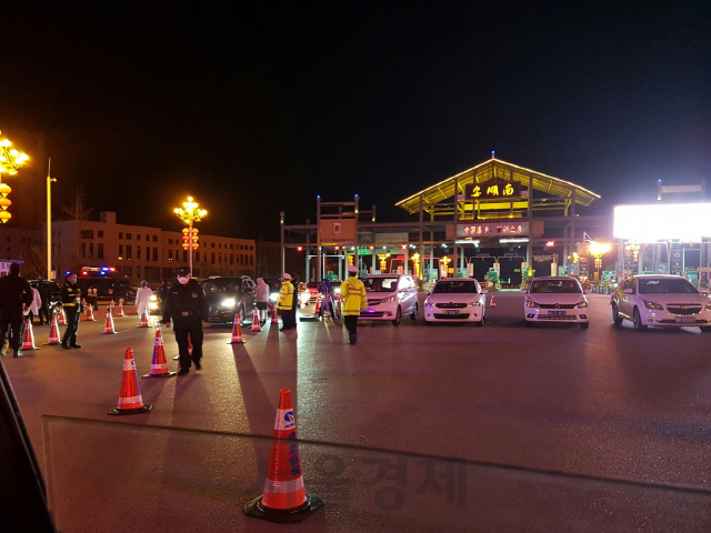중국 구이저우성 안순시로 들오는 고속도로 톨게이트에서 무장 공안들이 안순시 등록 차량만을 통과시키고 있다. /사진제공=이종국씨