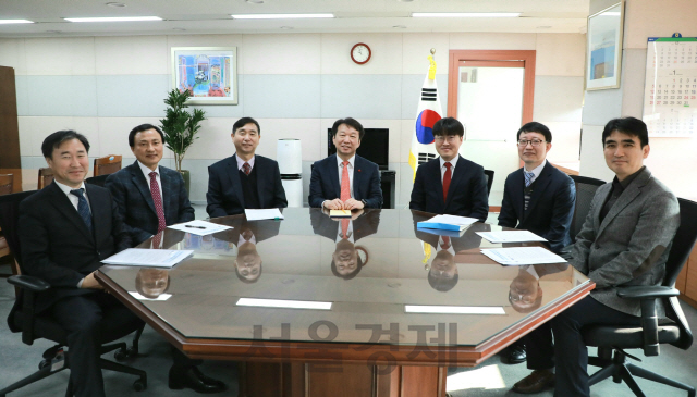 정무경(사진 왼쪽에서 네번째) 조달청장이 한국조달연구원과 간담회를 갖고 기념촬열을 하고 있다. 사진제공=조달청