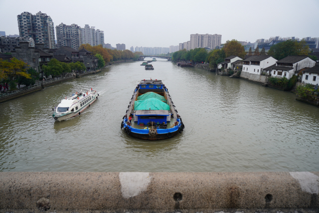 대운하의 출발점인 저장성 항저우의 운하 전경. 과거 이런 화물선은 1,800㎞를 달려 베이징까지 연결됐었다. 황저우 인근에서는 여전히 물류에 사용되고 있다.