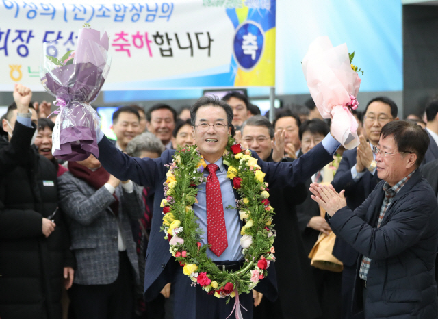 이성희 전 낙생농협 조합장이 31일 오후 서울 중구 농협중앙회에서 실시된 신임 농협중앙회장 선거에서 당선된 뒤 손을 들어 인사하고 있다.  /연합뉴스