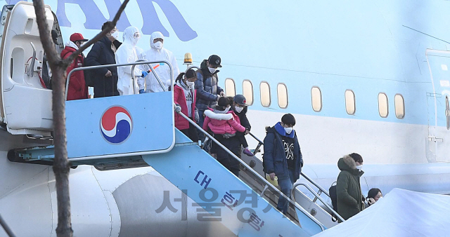 신종 코로나바이러스 감염증 발원지인 중국 우한에서 출발한 교민들이 31일 김포공항에 도착해 전세기에서 내리고 있다. /이호재기자
