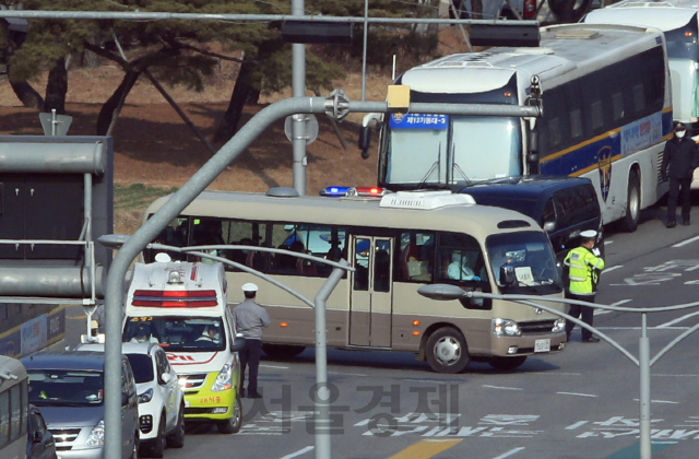 신종 코로나바이러스 감염증 발원지인 중국 우한에서 귀국한 교민들이 탑승한 차량이 31일 김포공항에서 격리수용시설로 이동하고 있다./이호재기자