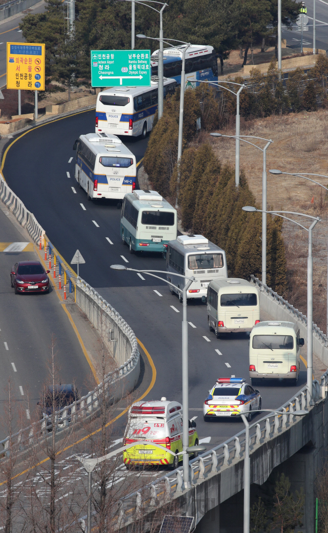 신종 코로나바이러스 감염증 발원지인 중국 우한에서 귀국한 교민들이 탑승한 차량이 31일 김포공항에서 격리수용시설로 이동하고 있다./이호재기자