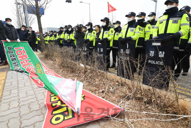 31일 중국 우한 교민들이 격리수용될 충북 진천 국가공무원인재개발원 앞에서 주민이 수용을 반대한다는 내용의 현수막을 자진철거하고 있다./진천=이호재기자