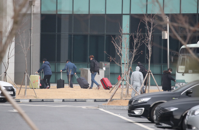 신종 코로나바이러스 감염증 발원지인 중국 우한에서 귀국한 교민들이 31일 수용시설인 충북 진천 국가공무원인재개발원에 도착해 건물로 들어가고 있다. /진천=연합뉴스