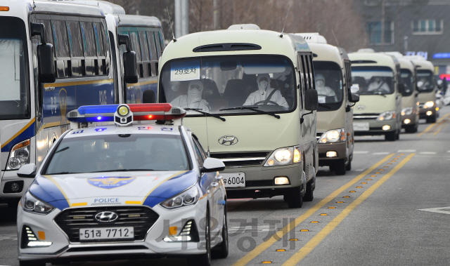 31일 신종 코로나바이러스 감염증 발병지인 중국 후베이성 우한과 인근 지역에서 철수한 교민들을 태운 버스가 격리시설인 충북 진천 국가공무원인재개발원에 도착하고 있다.        /진천=오승현기자