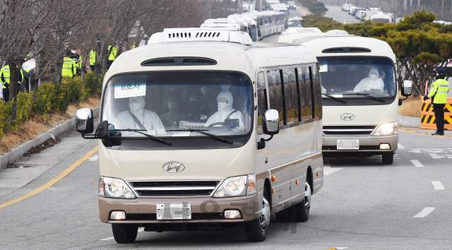 신종 코로나바이러스 발원지인 중국 후베이성 우한에서 전세기로 귀국한 교민들을 태운 경찰버스가 31일 격리시설인 충남 아산시 경찰인재개발원으로 들어가고 있다./아산=오승현기자 2020.01.31