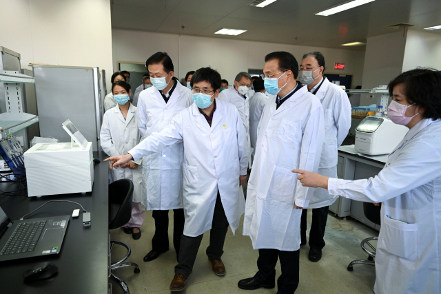 신종 코로나바이러스 감염증이 중국 전역으로 확산하는 가운데 리커창(앞쪽 가운데) 중국 총리가 30일(현지시간) 베이징 질병통제예방센터를 시찰하고 있다. /베이징=로이터연합뉴스