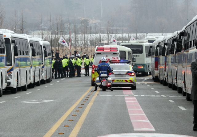 신종 코로나바이러스 감염증 발병지인 중국 후베이성 우한과 인근 지역에서 철수한 교민들을 태운 버스가 31일 오후 격리시설인 충북 진천군 국가공무원인재개발원에 도착하고 있다./진천=연합뉴스