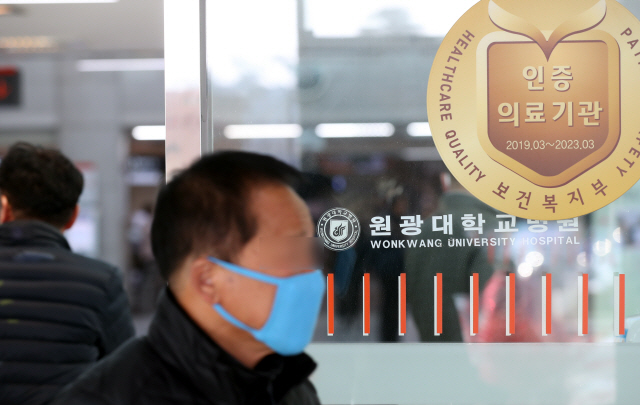 국내에서 여덟번째 신종 코로나바이러스 감염증으로 확진된 환자가 치료를 받고 있는 전북 익산시 원광대병원 앞으로 31일 한 시민이 마스크를 쓰고 출입문을 나서고 있다.  /연합뉴스