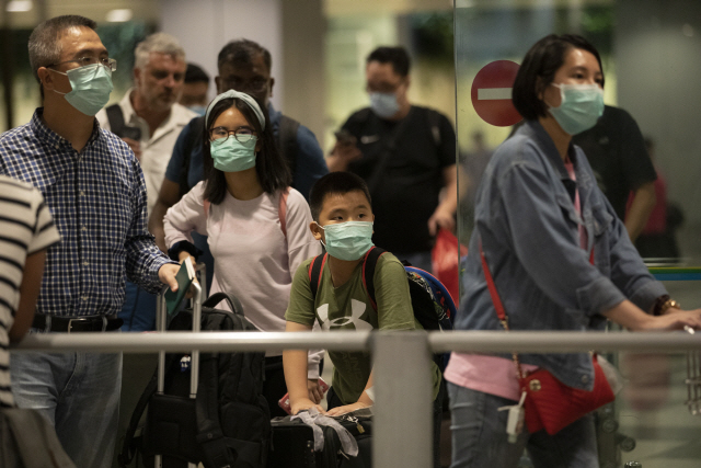 지난달 31일 싱가포르 창이공항에서 신종코로나 감염증을 우려한 여행객들이 마스크를 쓰고 있다. /연합뉴스