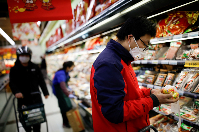 1월 31일, 중국 베이징시 슈퍼마켓에서 마스크를 쓴 시민이 식료품을 고르고 있다. /연합뉴스