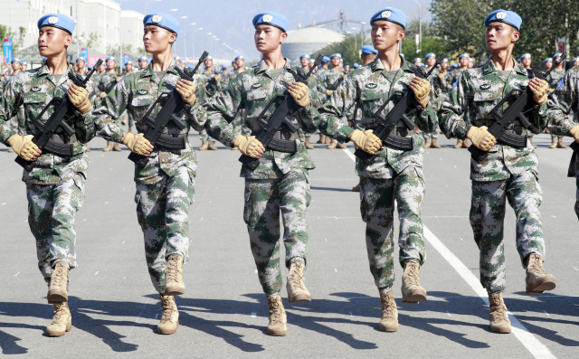 중국 베이징(北京) 창핑(昌平)구 인민해방군 열병식 연합 훈련소에서 군인들이 열병식 훈련을 하고 있다. /연합뉴스