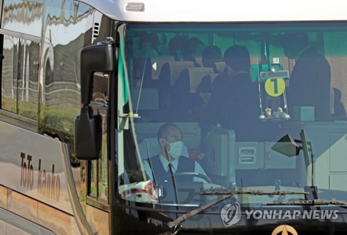 신종 코로나바이러스와 관련, 중국 우한에서 전세기를 통해 2차로 철수한 일본인들이 지난 30일 버스를 타고 하네다공항을 떠나고 있다. /연합뉴스