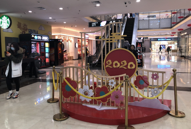 중국 후베이성 우한(武漢)시의 쇼핑몰 완다광장에서 한 마스크를 쓴 시민이 걸어가고 있다./연합뉴스