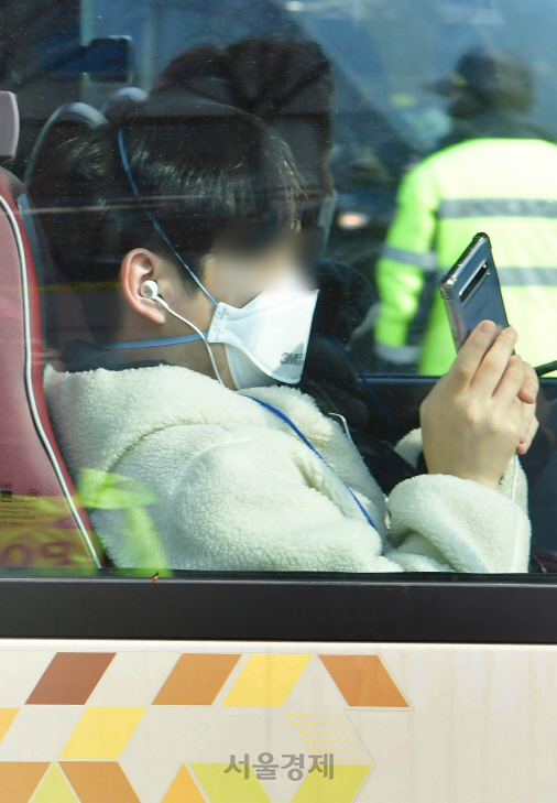 지난달 31일 오전 서울김포비즈니스항공센타에 귀국한 중국 우한 교민들이 버스를 타고 공항을 나서 격리시설로 향하고 있다./이호재기자