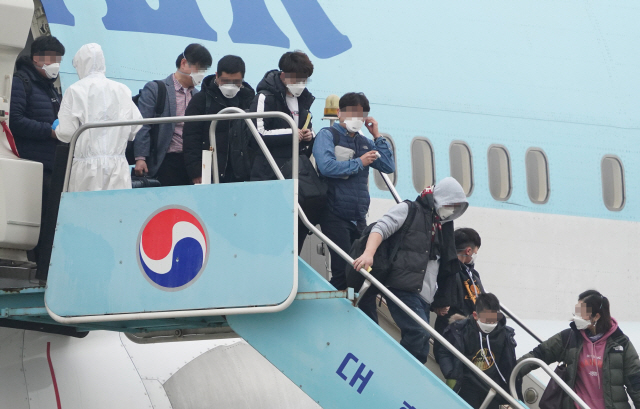 중국 후베이성 우한에 거주 중인 교민들을 태운 2차 전세기가 1일 김포공항에 도착해 탑승자들이 트랩을 내려오고 있다. /연합뉴스