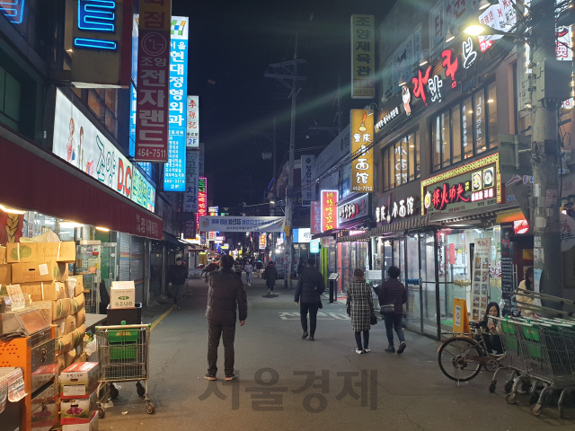 신종 코로나바이러스 감염증 우려에 지난 28일 찾은 서울 광진구 ‘자양동 양꼬치 골목’은 평소에 비해 한적했다./허진 기자