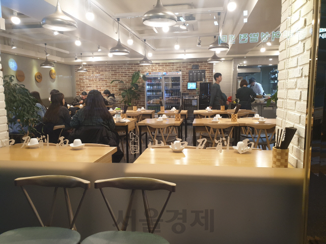 지난달 28일 서울 광진구 ‘자양동 양꼬치 골목’ 내 한 도삭면 가게 내부. 테이블 대부분이 비워져 있다./허진 기자