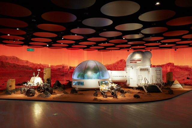 미래인들이 화성 정착을 위해 과거 화성에서 행했던 삶의 흔적들을 추적하기 위해 재연해 놓은 풍경이란 주제를 풀어낸 3층의 공용공간.