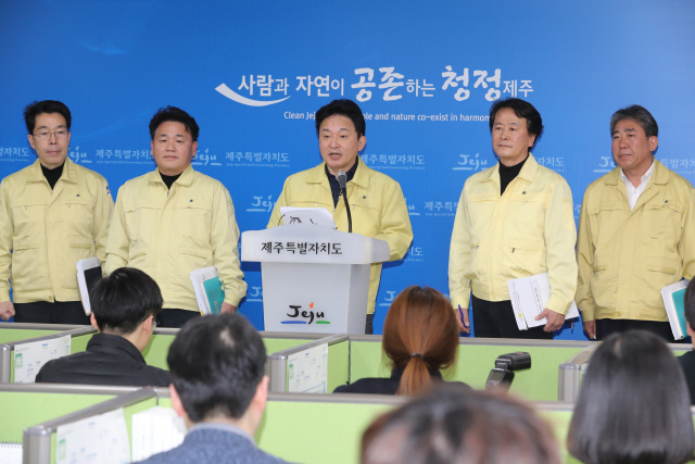 원희룡(가운데) 제주지사가 2일 제주도청에서 신종 코로나바이러스 감염증에 대해 제주도의 입장을 밝히고 있다.    /제주=연합뉴스