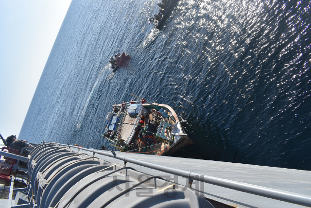 구조가 시급하다는 고속단정의 보고를 받은 청해부대 31진 왕건함이 표류 이란 선박 부근으로 이동해 접선을 시도하고 있다.