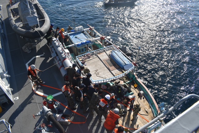 청해부대 31진 왕건함이 표류하던 이란 선박과 선원들에게 응급처치에 필요한 기구와 연료 및 식량 등 각종 구호품을 전달하고 있다.