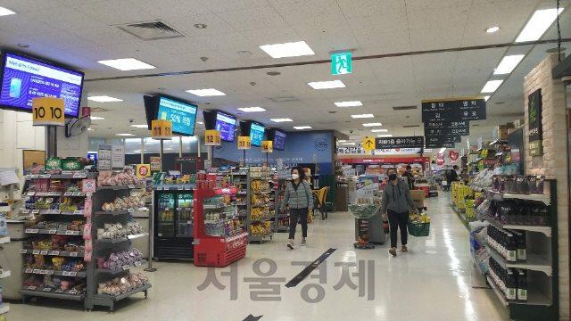 지난 1일 오전 서울 용산의 한 대형마트를 찾은 고객들이 마스크를 착용하고 쇼핑을 하고 있다. 주말이었지만 신종코로나 공포에 고객이 뜸했다. /박민주기자