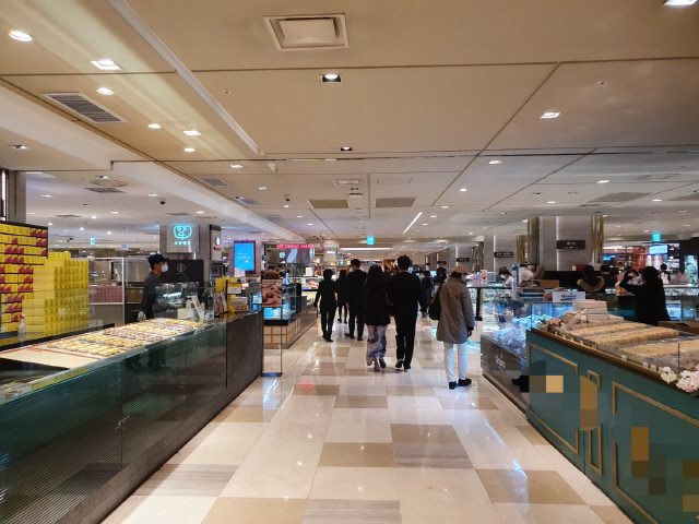 지난 1일 오후 롯데백화점 본점 지하1층 식품관이 평소와 다르게 한산한 모습을 보이고 있다../허세민 기자