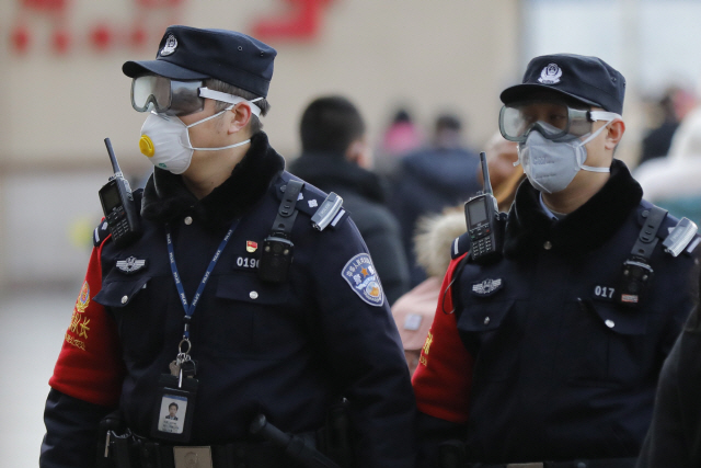 1일(현지시간) 신종 코로나바이러스 감염증 전염을 막기 위해 고글과 마스크를 착용한 중국 공안들이 베이징 기차역을 순찰하고 있다.   /베이징=EPA연합뉴스
