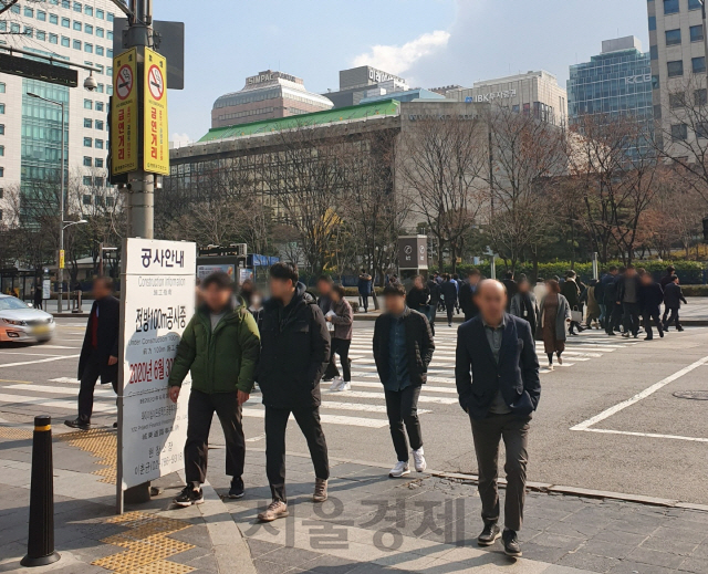 지난달 31일 서울 영등포구 여의도에서 마스크를 착용하지 않은 시민들이 횡단보도를 건너고 있다. /이희조기자