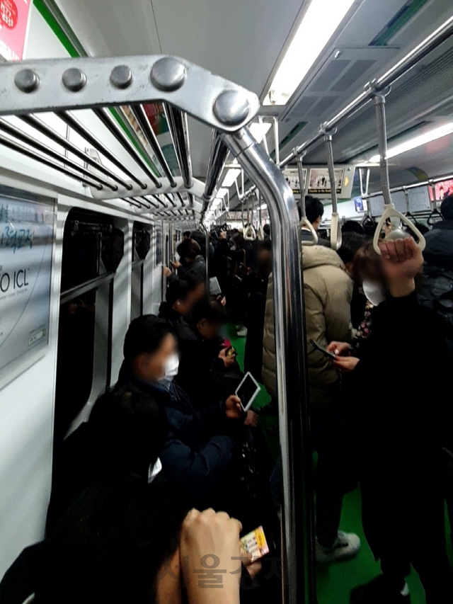 지난달 31일 서울 지하철 5호선 열차에 마스크를 착용한 시민과 착용하지 않은 시민이 함께 타고 있다. /이희조기자