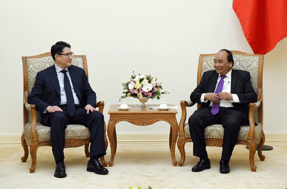 조현준(왼쪽) 효성그룹 회장이 지난 2018년 베트남 하노이에서 응우옌쑤언푹 베트남 총리와 만나 사업 관련 논의를 하고 있다. /사진제공=효성