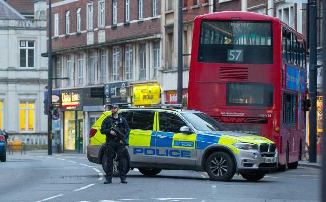 2일(현지시간) 테러로 추정되는 칼부림 사건이 발생한 영국 남런던 스트레텀(Streatham) 지역 거리에서 무장 경찰이 경계를 서고 있다./런던=EPA연합뉴스
