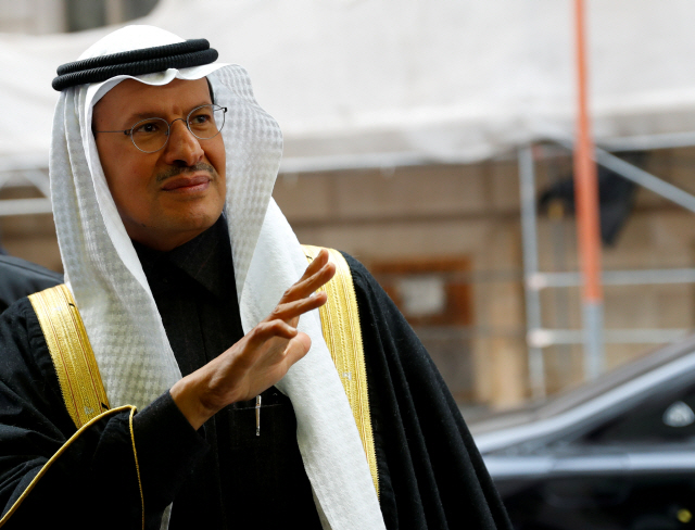 압둘라지즈 빈 살만 사우디아라비아 에너지 장관이 지난해 12월 5일(현지시간) 오스트리아 빈에 위치한 OPEC 본부에 들어서고 있다. /빈=로이터연합뉴스