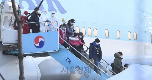 신종 코로나바이러스 감염증 발원지인 중국 우한에서 출발한 교민들이 지난달 31일 김포공항에 도착해 전세기에서 내리고 있다. /이호재기자